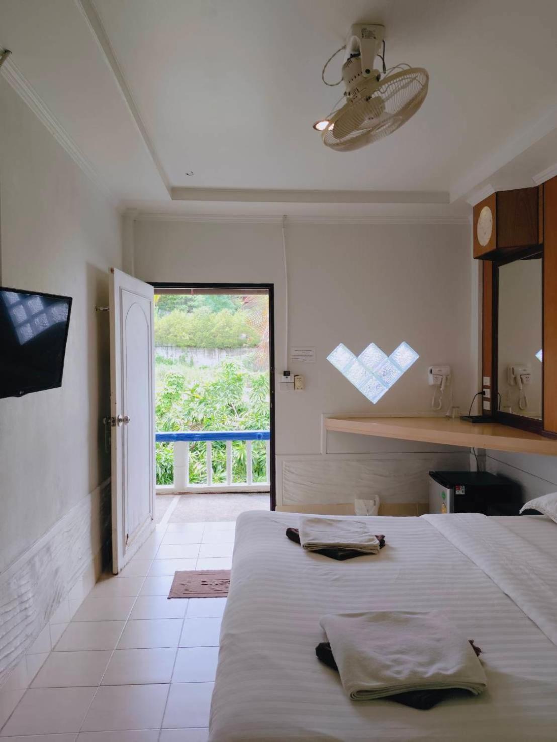 Simple Life Talay & Divers Resort Тау Экстерьер фото